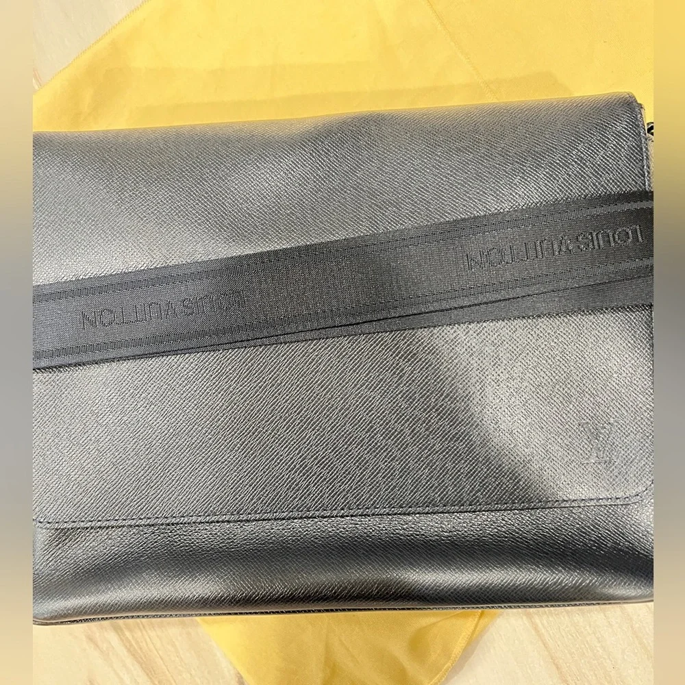 Louis Vuitton messenger bag - Picture 9 of 10